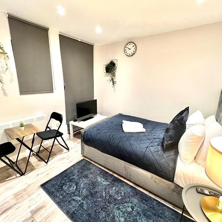 Golden Residences - Oakway Feltham ภายนอก รูปภาพ