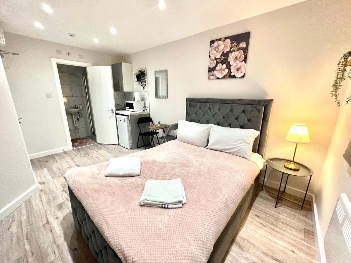 Golden Residences - Oakway Feltham ภายนอก รูปภาพ