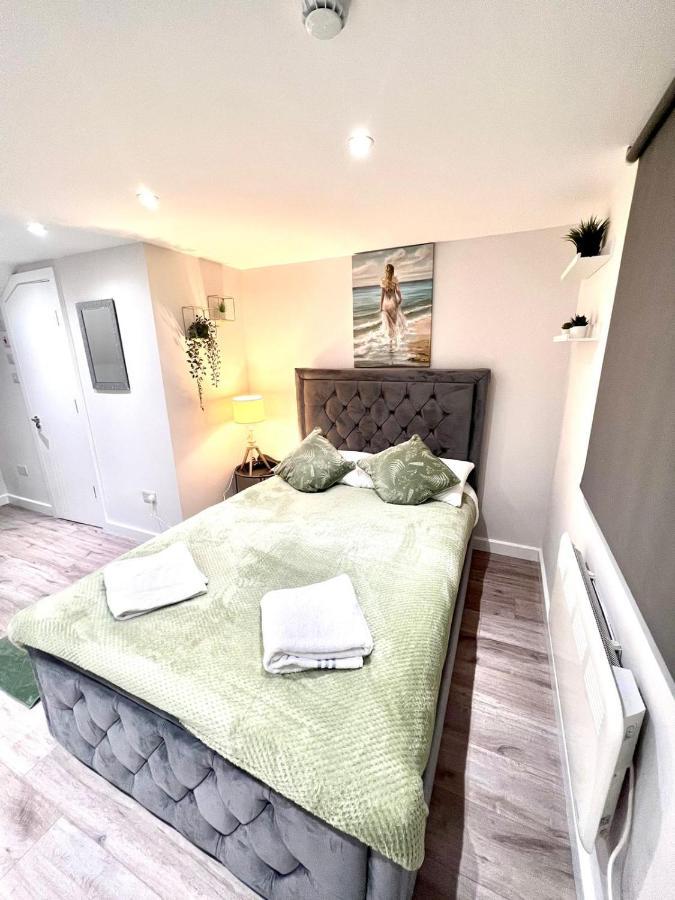 Golden Residences - Oakway Feltham ภายนอก รูปภาพ