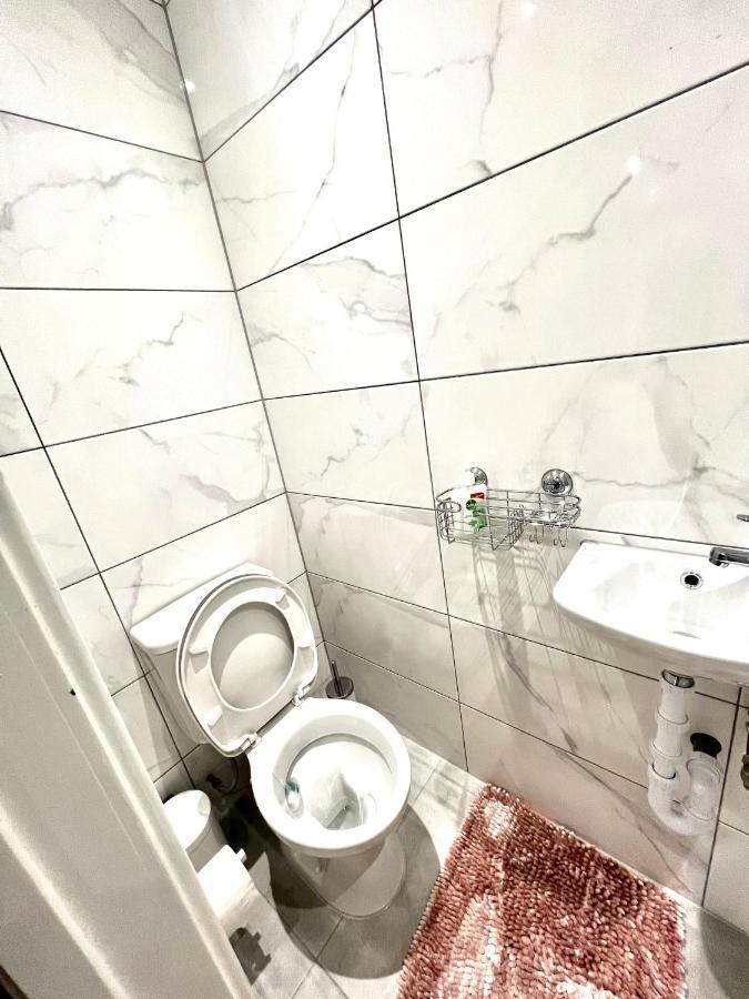 Golden Residences - Oakway Feltham ภายนอก รูปภาพ