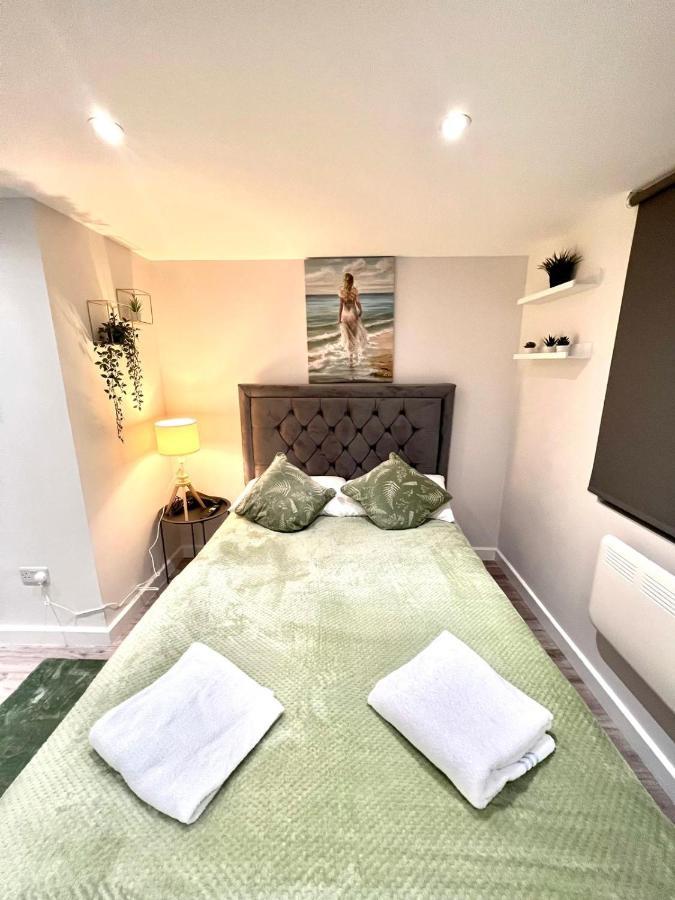 Golden Residences - Oakway Feltham ภายนอก รูปภาพ