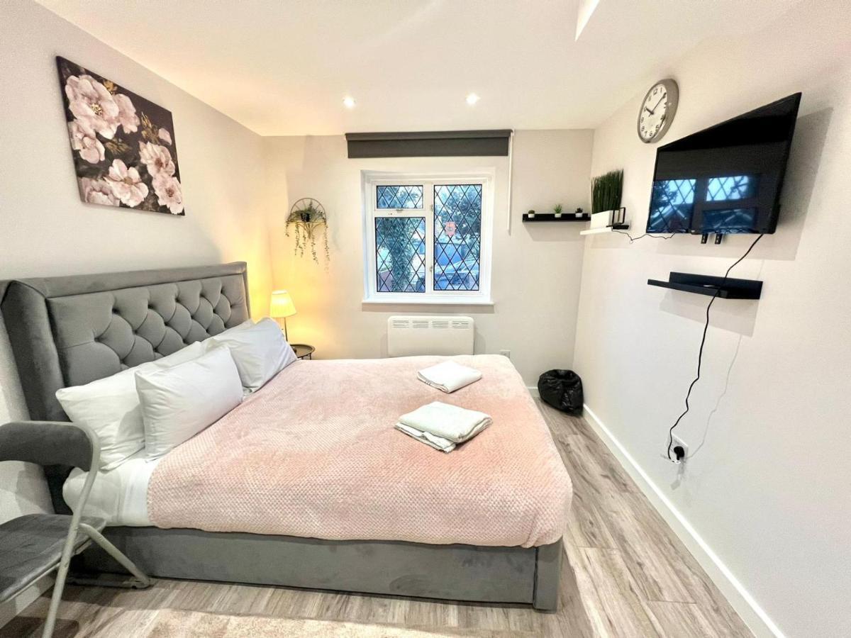 Golden Residences - Oakway Feltham ภายนอก รูปภาพ