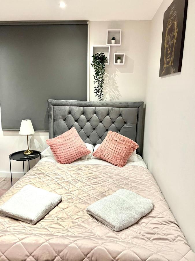 Golden Residences - Oakway Feltham ภายนอก รูปภาพ