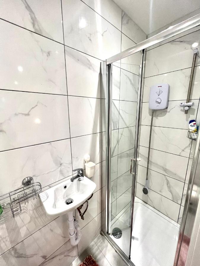 Golden Residences - Oakway Feltham ภายนอก รูปภาพ