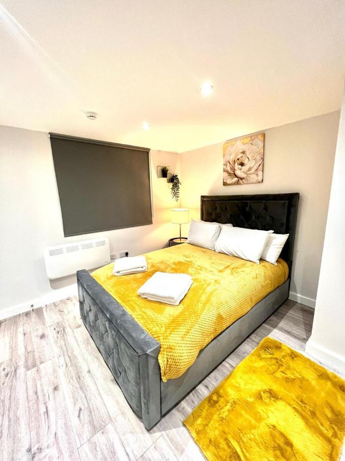 Golden Residences - Oakway Feltham ภายนอก รูปภาพ