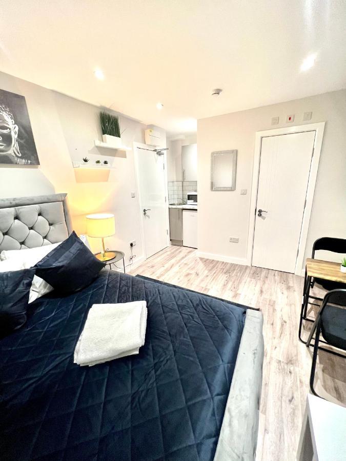 Golden Residences - Oakway Feltham ภายนอก รูปภาพ