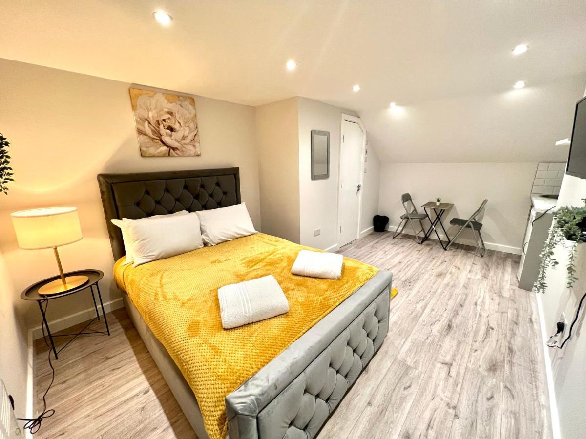 Golden Residences - Oakway Feltham ภายนอก รูปภาพ