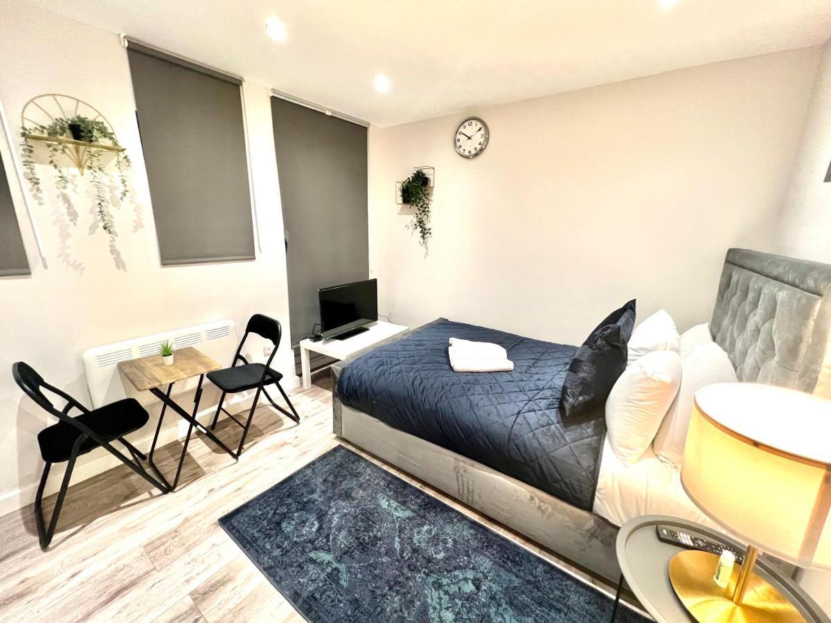 Golden Residences - Oakway Feltham ภายนอก รูปภาพ
