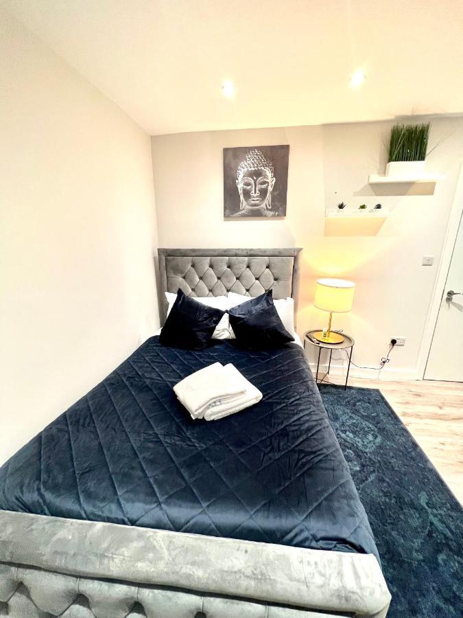 Golden Residences - Oakway Feltham ภายนอก รูปภาพ