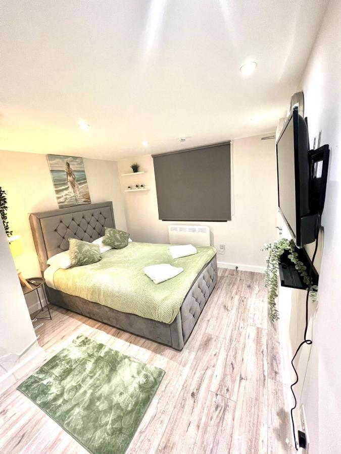 Golden Residences - Oakway Feltham ภายนอก รูปภาพ