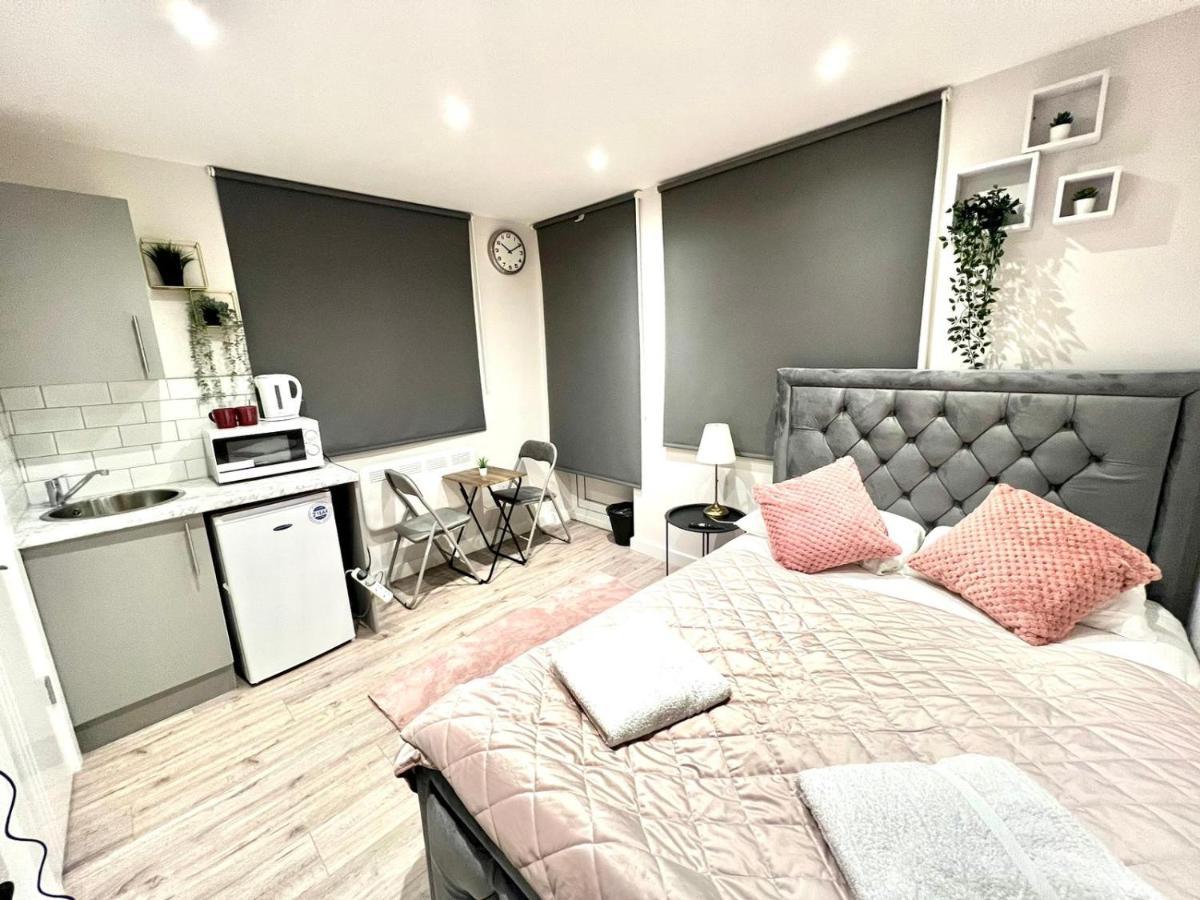 Golden Residences - Oakway Feltham ภายนอก รูปภาพ
