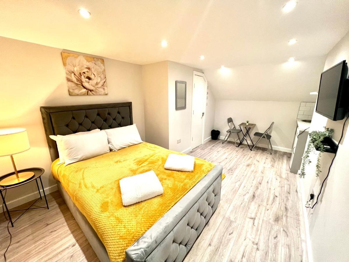 Golden Residences - Oakway Feltham ภายนอก รูปภาพ