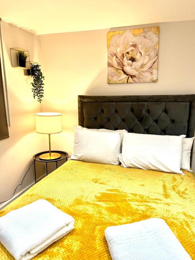 Golden Residences - Oakway Feltham ภายนอก รูปภาพ