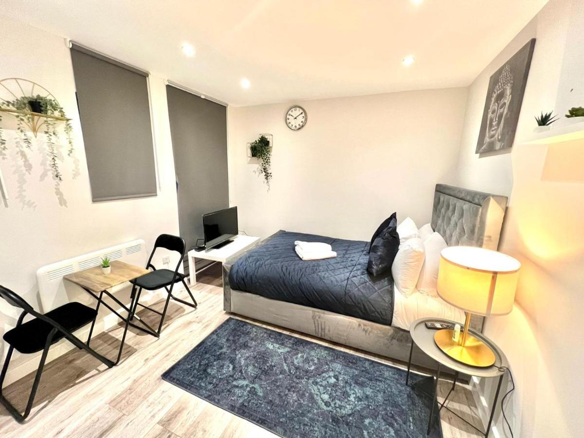 Golden Residences - Oakway Feltham ภายนอก รูปภาพ