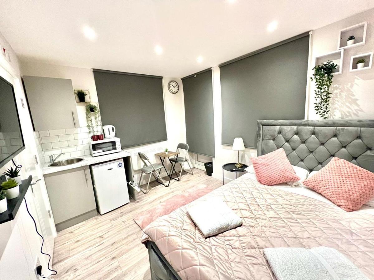 Golden Residences - Oakway Feltham ภายนอก รูปภาพ