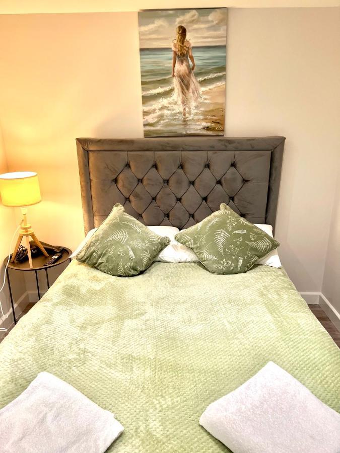 Golden Residences - Oakway Feltham ภายนอก รูปภาพ