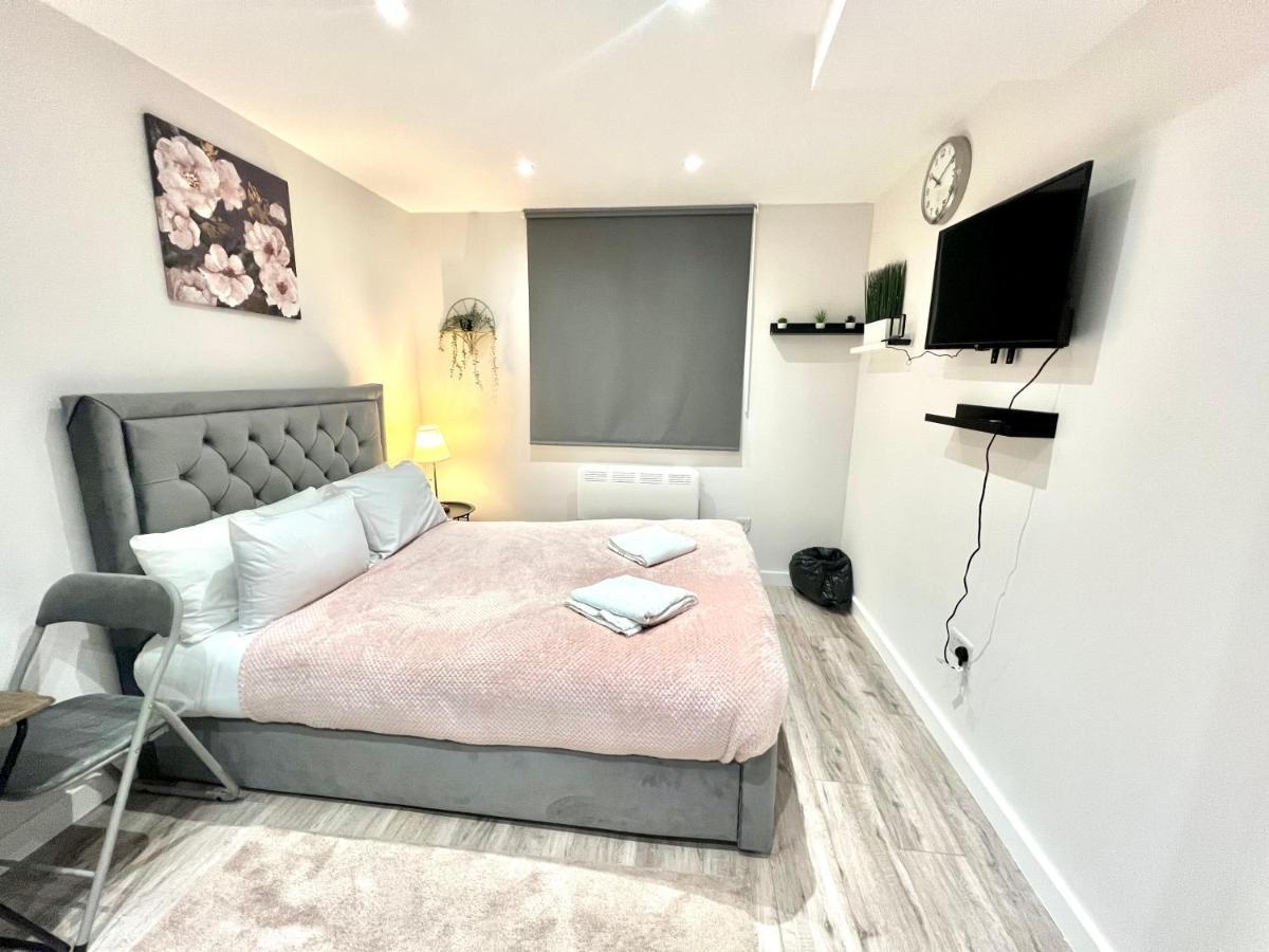 Golden Residences - Oakway Feltham ภายนอก รูปภาพ