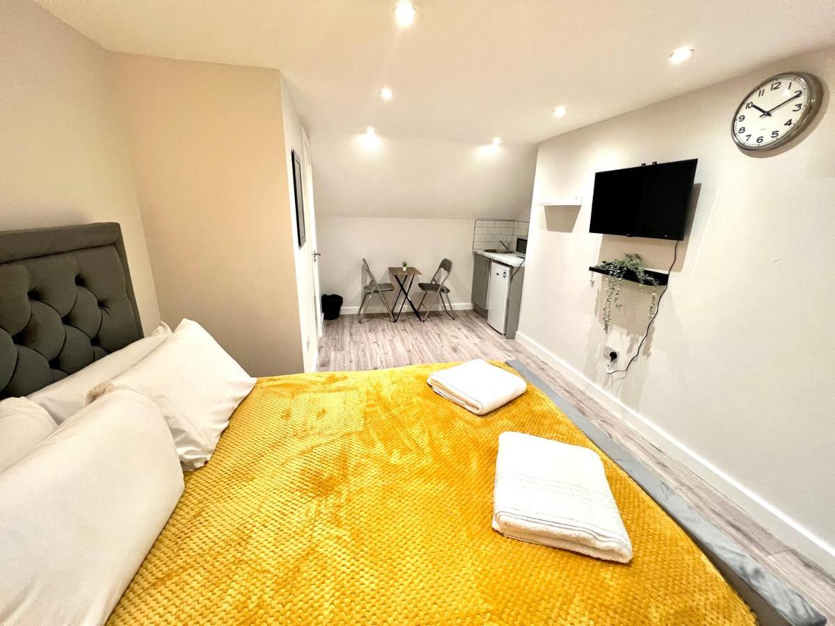 Golden Residences - Oakway Feltham ภายนอก รูปภาพ