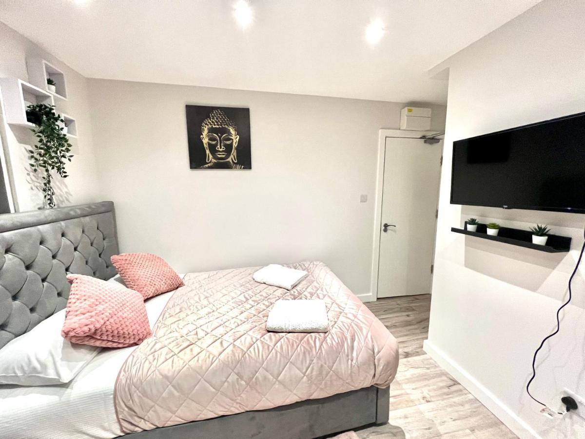 Golden Residences - Oakway Feltham ภายนอก รูปภาพ