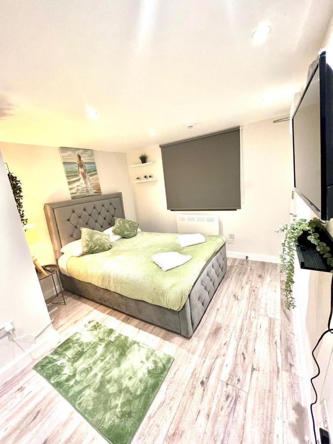 Golden Residences - Oakway Feltham ภายนอก รูปภาพ