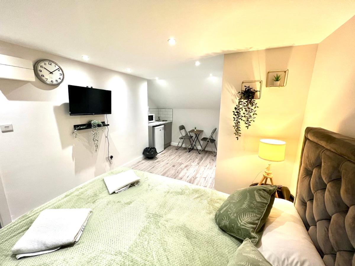 Golden Residences - Oakway Feltham ภายนอก รูปภาพ