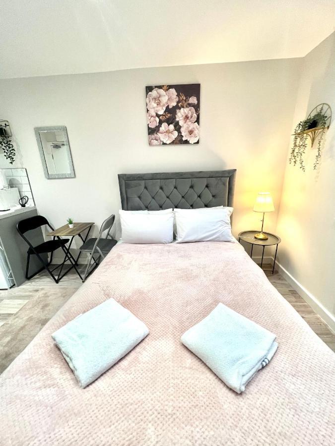 Golden Residences - Oakway Feltham ภายนอก รูปภาพ